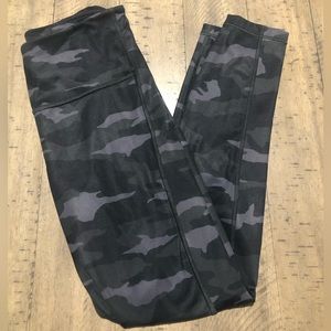 Athleta Leggings Womens Size Small Gray Ultimate Camo 7/8 Tight Legging